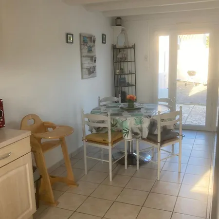 Petite Maison A Proximite Commerces Et בית נופש